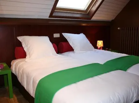 Full House Hotel *